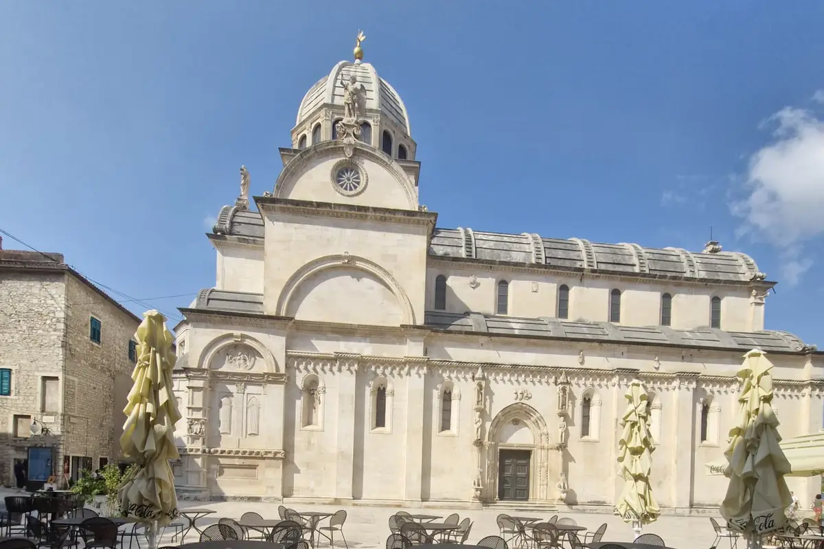 The Cathedral of St. James above café tables on the Šibenik history and coffee tour