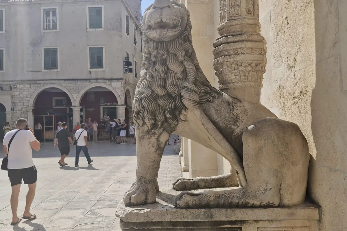 Carved stone lion in Šibenik's Old Town, one of the details shown on the walking tour