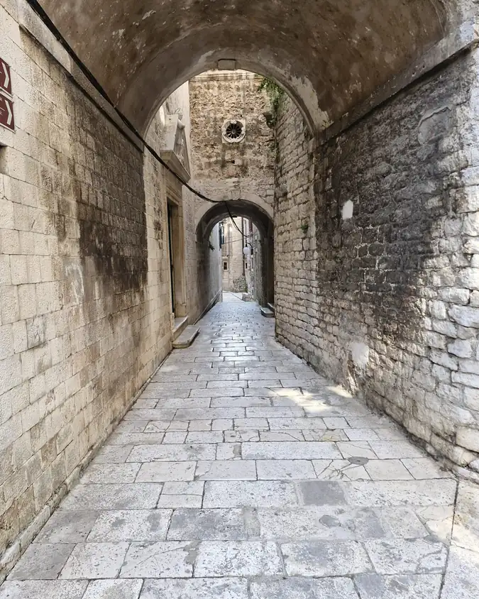 Vaulted stone passage on the route of the Šibenik Old Town walking tour